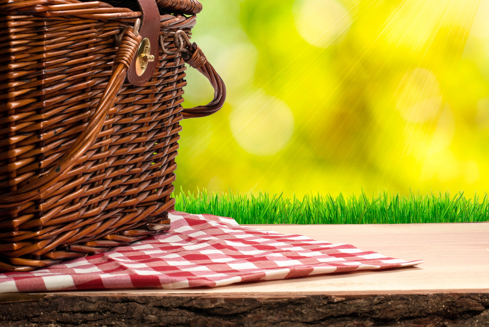 You going on a picnic on sunday. Пикник фон. Скатерть для пикника на природе. Деревянный стол на природе. Фон пикник на природе.